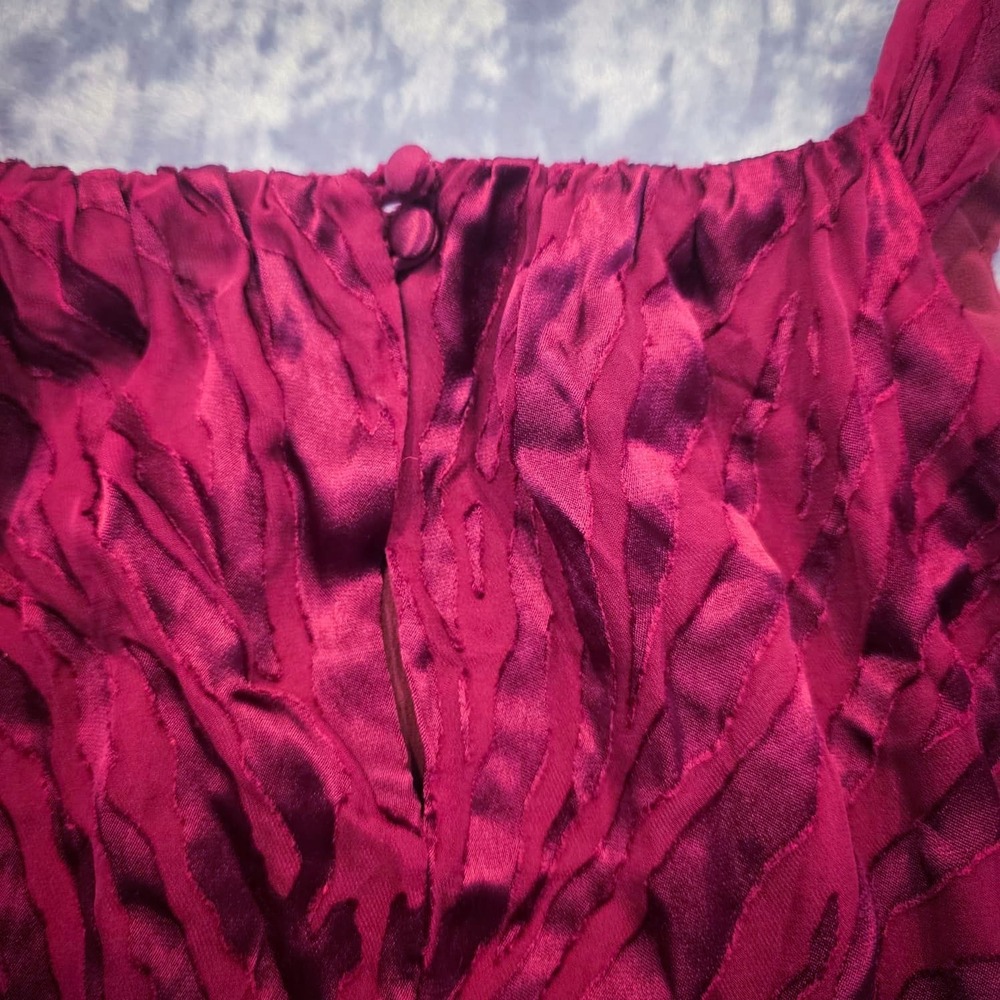White House Black Market Women's 8 Burgundy Silk Crinkle Sleeveless Smocked Top - Picture 5 of 11